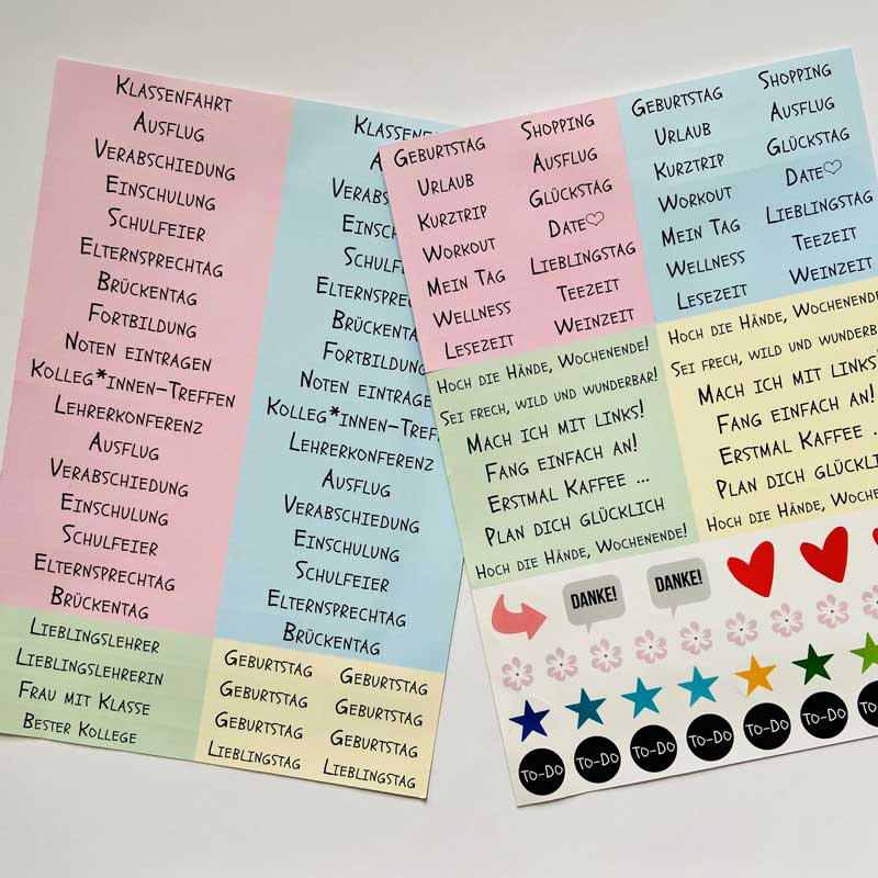 Zwei kunterbunte Stickerbogen im A5-Format mit insgesamt 120 selbstklebenden Stickern.
